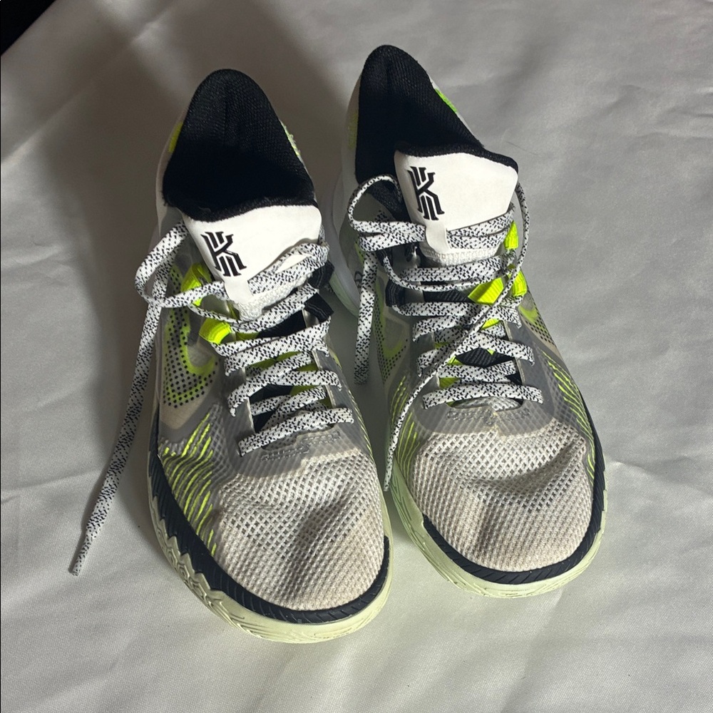Nike Kylie Flytrap 5 white volt 5 size 7.5